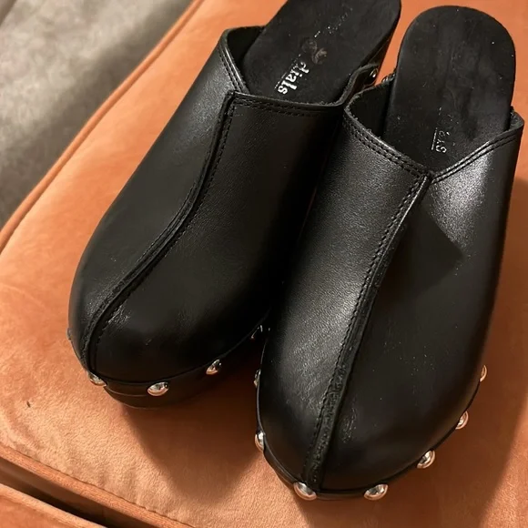 Clogs - Picture 7 of 9